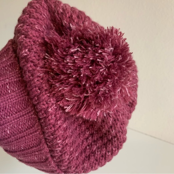 Jack Wolfskin Women’s Highloft Knit‎ Cap ,raspberry, fluffy Pom on top. One size - Picture 8 of 9